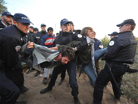 Migrantes buscan llegar a Gran Bretaña desembocan en Calais